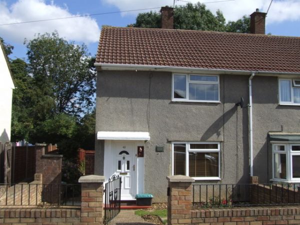 Long Chaulden, Hemel Hempstead - A stunning two double bedroom house in this prime location. The accommodation comprises entrance hall, lounge, refitted kitchen/diner, two double bedrooms, refitted bathroom with shower, front and rear gardens. This property�is located within walking�distance of Hemel Hempstead Train Station, local schools�and shops.� UNFURNISHED. Available Now.� EARLY�VIEWING ADVISED!!!� - Front